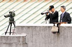 女粉丝“偷袭”马英九摸大腿抱得