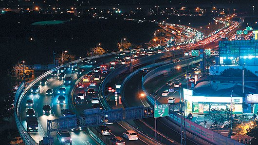 台湾迎来连续4天元旦假期公路铁路涌人车潮(图)