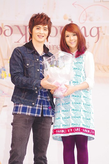 纪佳松为郭静写新歌看着郭静照片却想着张榕容