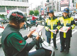 桃园县新交规上路警花出动宣导盼低头族“抬头”