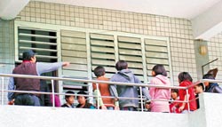 台一小学怪老师吓坏学童家长冲到学校发动罢课