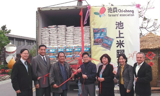 千包台东池上米首度“三通”出口登陆