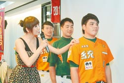 台湾职业棒球联盟队请名模上课球员目不转睛