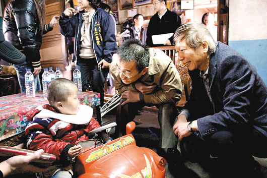 ���˹�����2����̨ͯ�岿������Χ��Σ��Ȯֻ