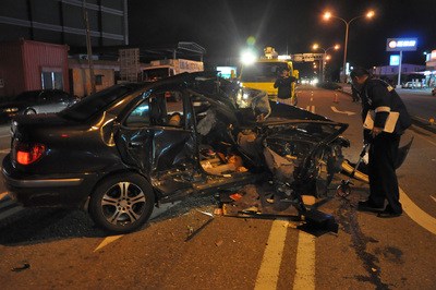 台湾男子驾车突然左转撞车妻子惨死女婴命危