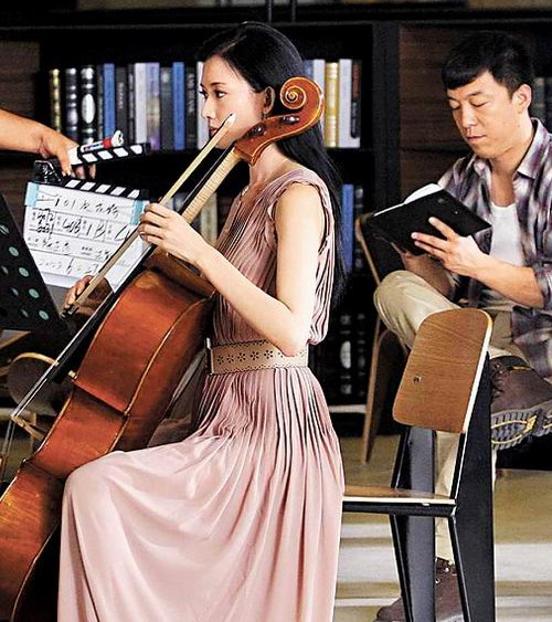 网友:林志玲拉琴嘟嘴兼卖萌女神好忙(图)