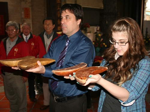 女婿艾卡特(eugene eckardt)17日下午与女儿(右1)到嘉义市城隍庙掷箁