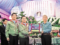 ̨��Ѭ�²ݴ����˰����丸�����������Ű�����