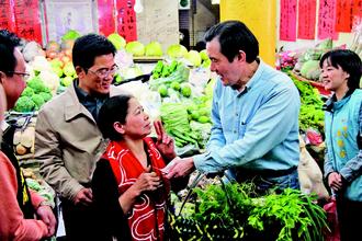 马英九拜访爱心菜贩陈树菊掏2万元买菜(图)