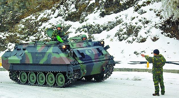 台湾合欢山迎大雪陆军装甲车路面破冰(图)