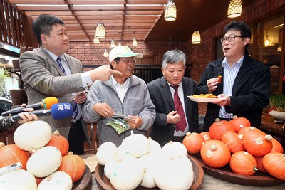台湾前官员转行当农夫南瓜小西红柿网络爆红