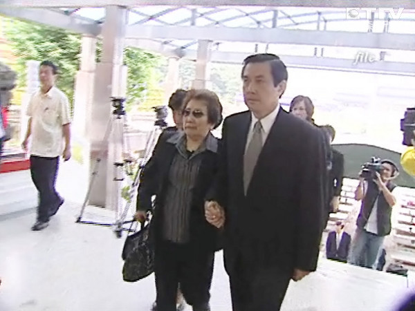 苏贞昌母亲退休金惹议绿营怒:马妈妈也领