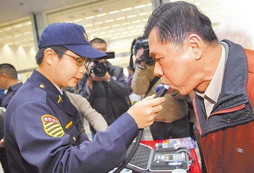 台中祭重典严惩酒驾同车也要罚遭批“于法无据”