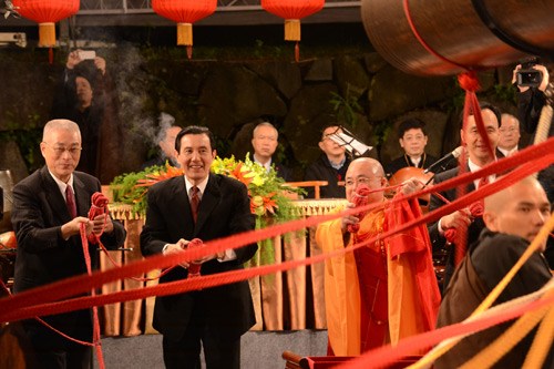 马英九撞钟许新春三愿景气回温清明廉能两岸和平