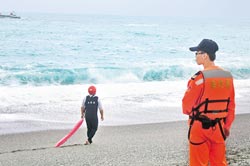 男子进入台湾十大危险海域七星潭游泳被浪卷走