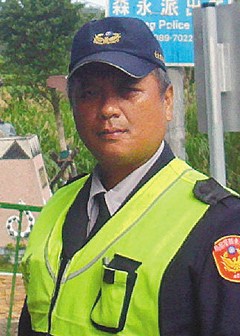 台一警察年假雨夜耗5小时助一家脱困婉拒红包