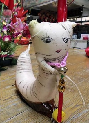 台湾村民拔出蛇形萝卜Q版白蛇娘娘好兆头