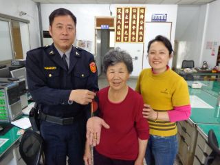 台湾80岁老妇遗失嫁妆金饰幸遇拾金不昧女子