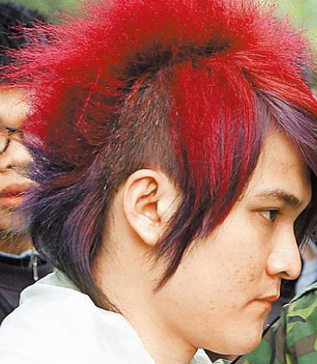 台湾募兵男性排队剃发红发潮男前后大不同