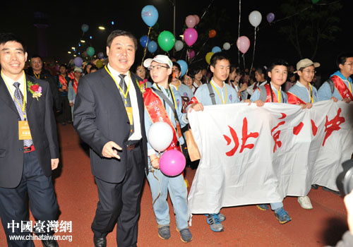 北京师生与新竹民众携手参加元宵踩街活动(图)