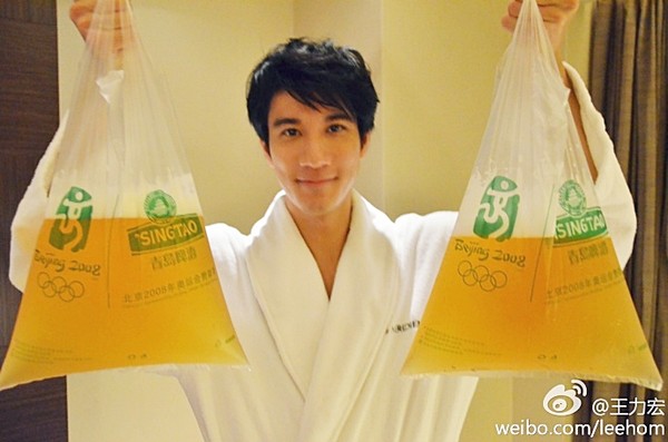 王力宏微博发入住旅馆照:晚上来找我网友狂留言