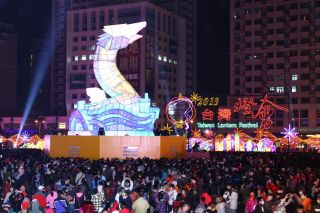 台湾灯会未放天灯改放气球万人踩街热闹非凡