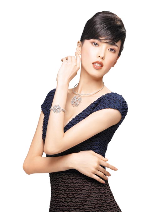 名模王思伟前进巴黎戴lv珠宝微露光芒