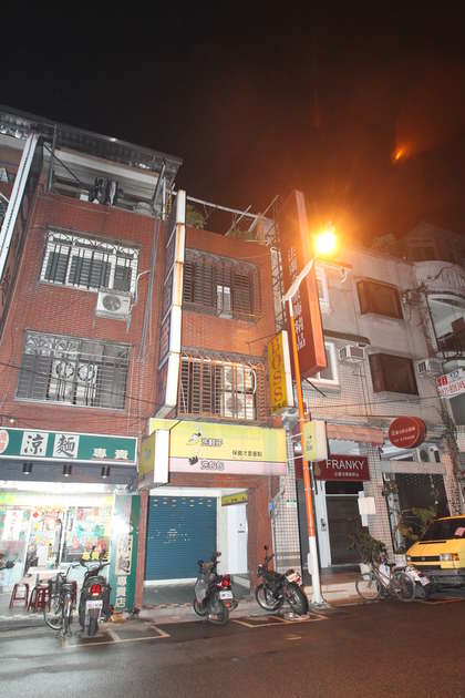 台女子疑患躁郁症多次酒后闹轻生不料却坠楼