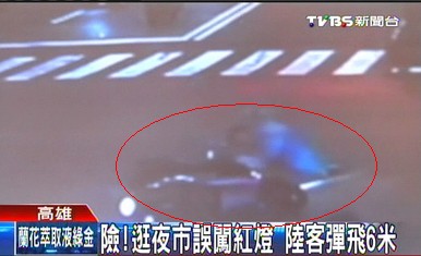 大陆游客逛夜市误闯红灯遭抢黄灯摩托撞飞6米