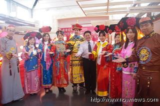 台彰化灯会赶搭清宫剧热潮花灯前拍甄嬛照留念