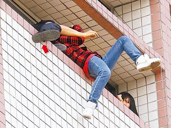 台湾女大学生上演跳楼惊魂记一度半身悬空(图)