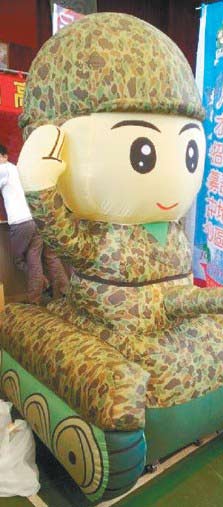 台募兵出奇招“充气娃娃”上阵女生直呼不雅(图)