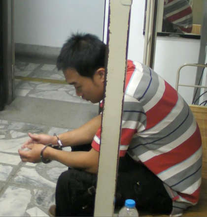台男子酒驾当街袭警男童劝架:都算我的错啦
