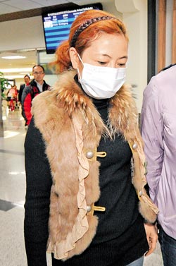 台湾腌头分尸案凶嫌妻子返台警方连夜审讯(图)
