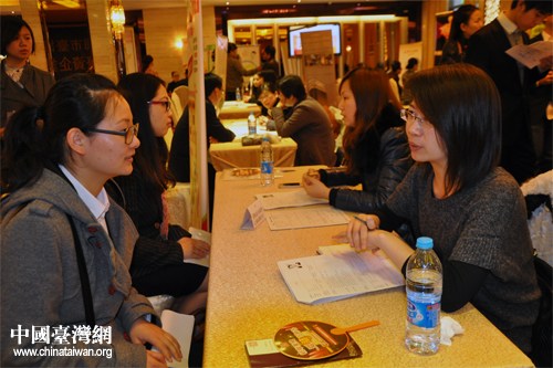 上海台企办联合招聘会数百大学生冒雨参加
