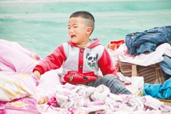 台湾记者关注地震挺进灾区:路边没一栋完好房子