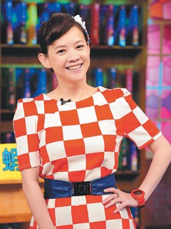 曾宝仪重戴定情戒指娇羞回应:我没说不结婚啊