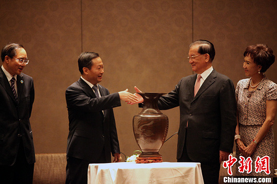 连战:两岸和平发展是正确道路必须务实精进