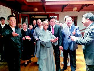 ���廪չ������֮�аݻ�֤�Ϸ�ʦ