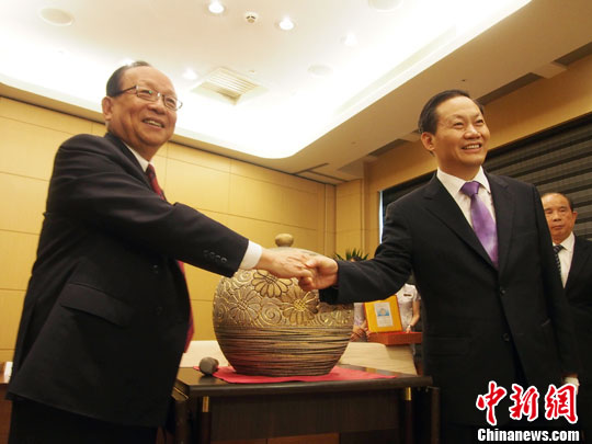 蒋孝严会彭清华愿桂台交流更密切