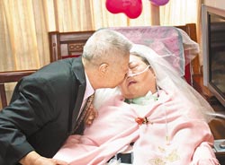 台八旬老翁为植物人妻子披婚纱老伴奇迹微笑(图)