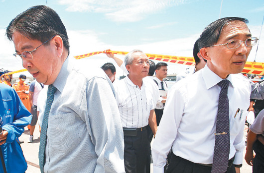 菲律宾在台官员为台湾遇害船员致哀亲睹渔船惨状