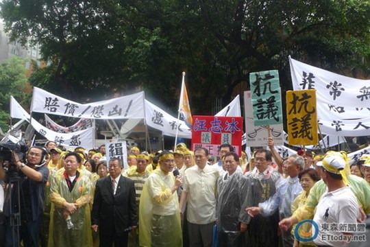 台渔民冒雨蛋洗菲律宾“代表处”要求血债血还