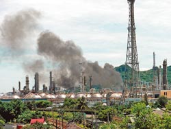 台最大石油公司炼油厂爆炸震碎方圆300米内玻璃