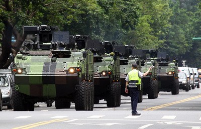 台政军兵推马英九首乘自制装甲车(图)