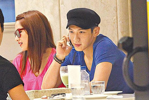 萧亚轩陪柯震东参加婚礼与男方家人相处融洽