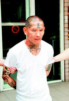 台男子靠偷香油钱维生额头刺“王”被轻易锁定