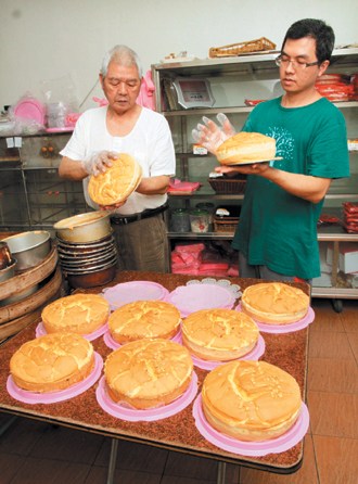 食客冒雨至山中就为海山饼店那股蛋糕香