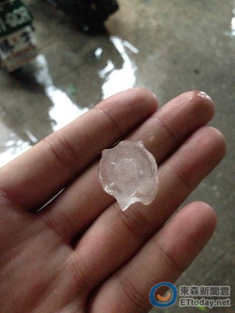 白昼如夜台北降下乒乓球大小的冰雹(图)