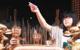 台湾考生考前孔庙文昌宫祈福供品种类繁多